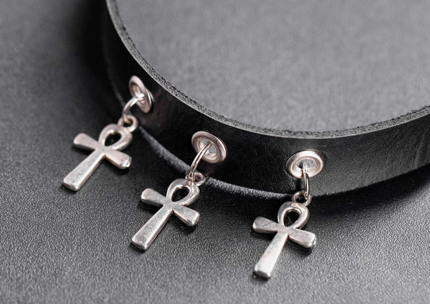 Gargantilha choker cruz ankh