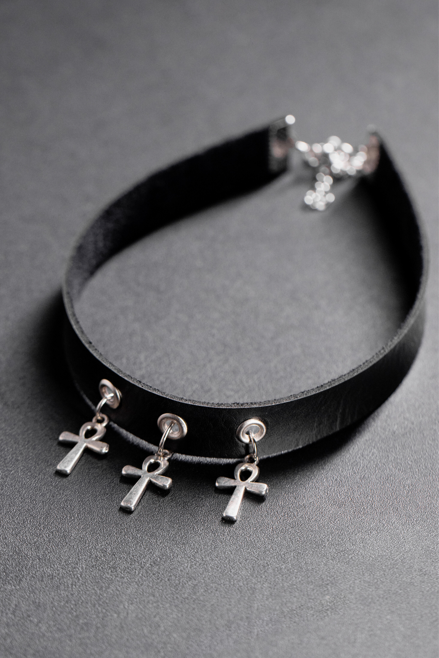 Gargantilha choker cruz ankh