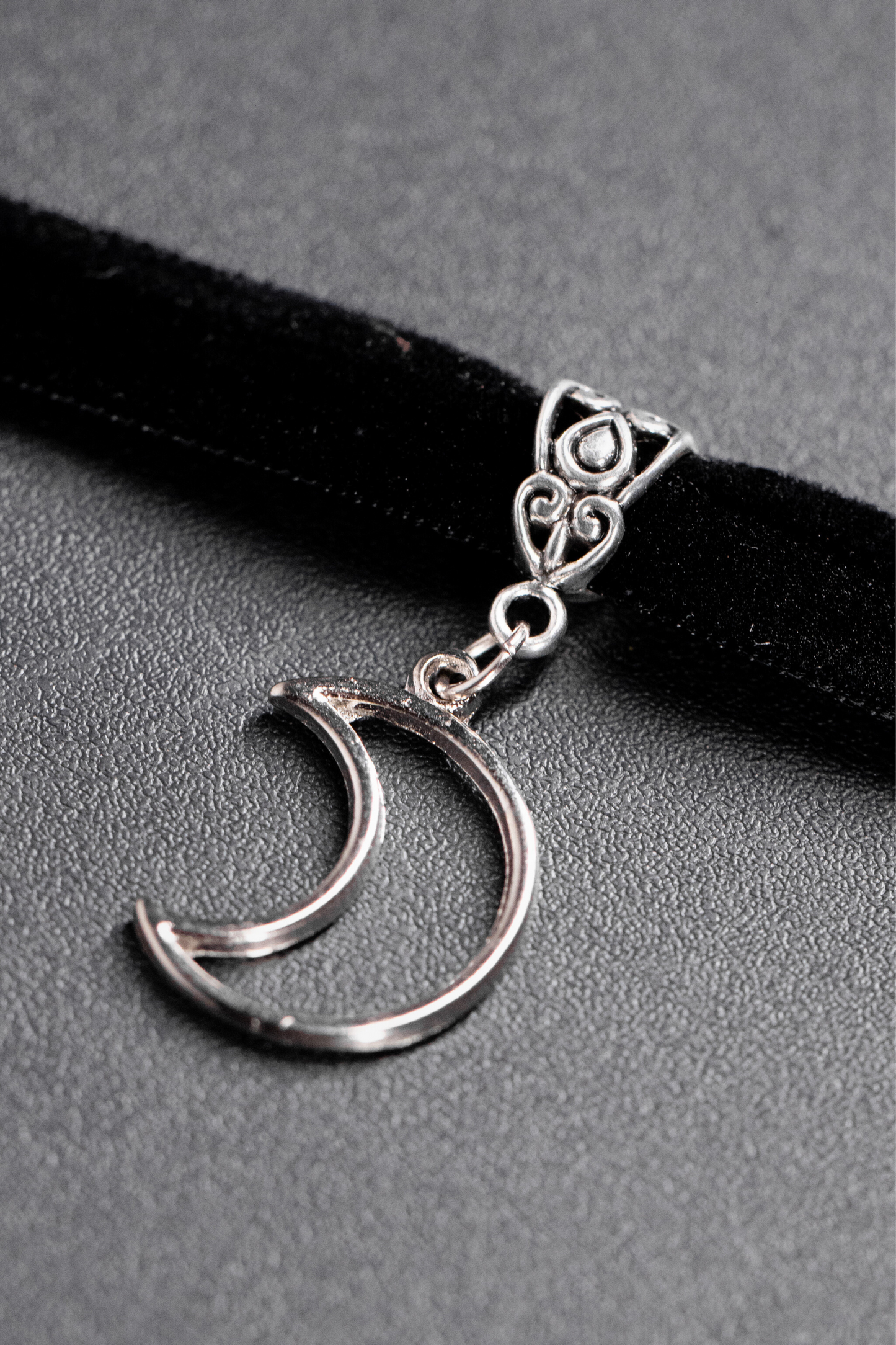 Gargantilha choker lua