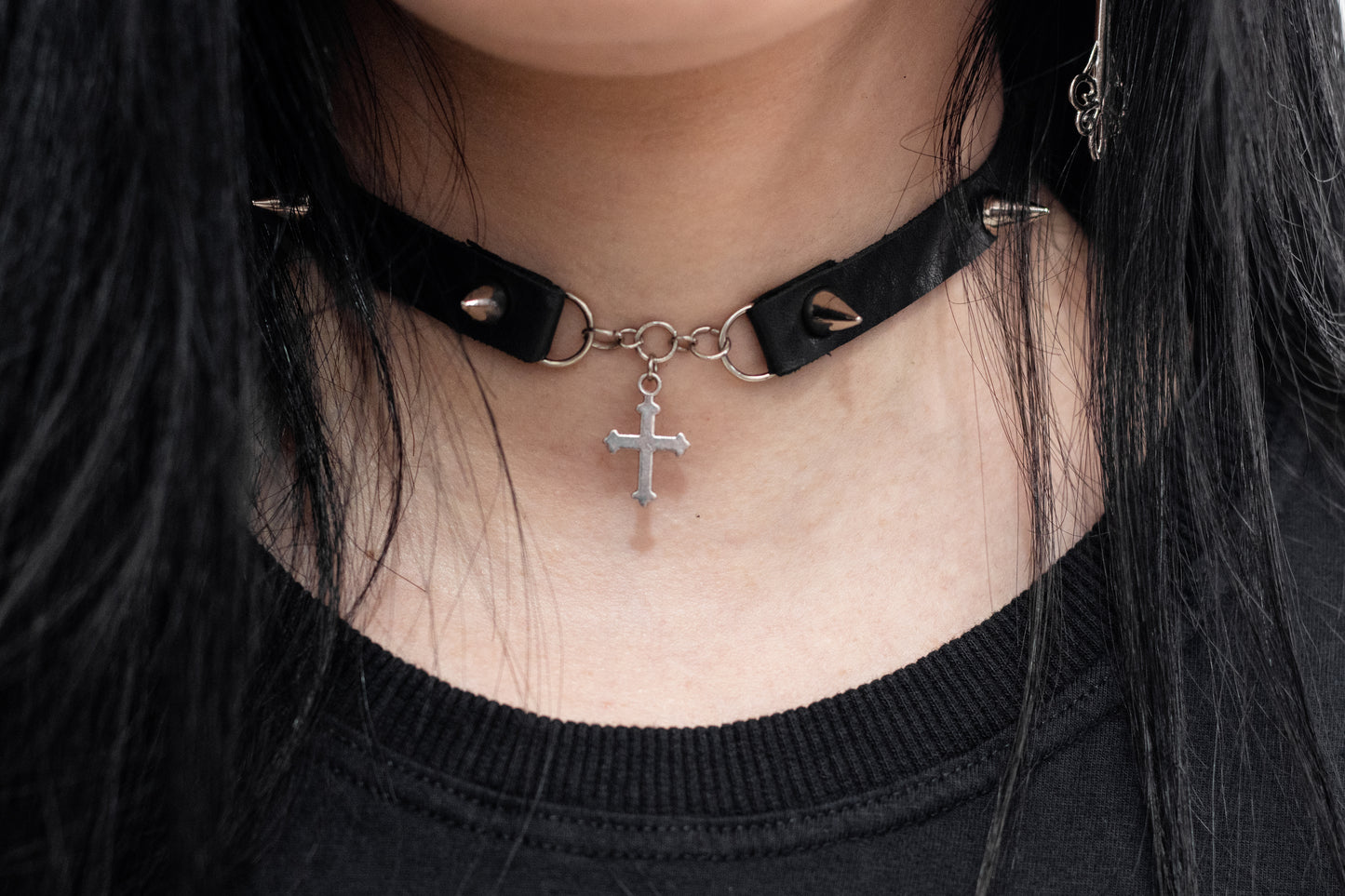 Gargantilha choker spikes e cruz