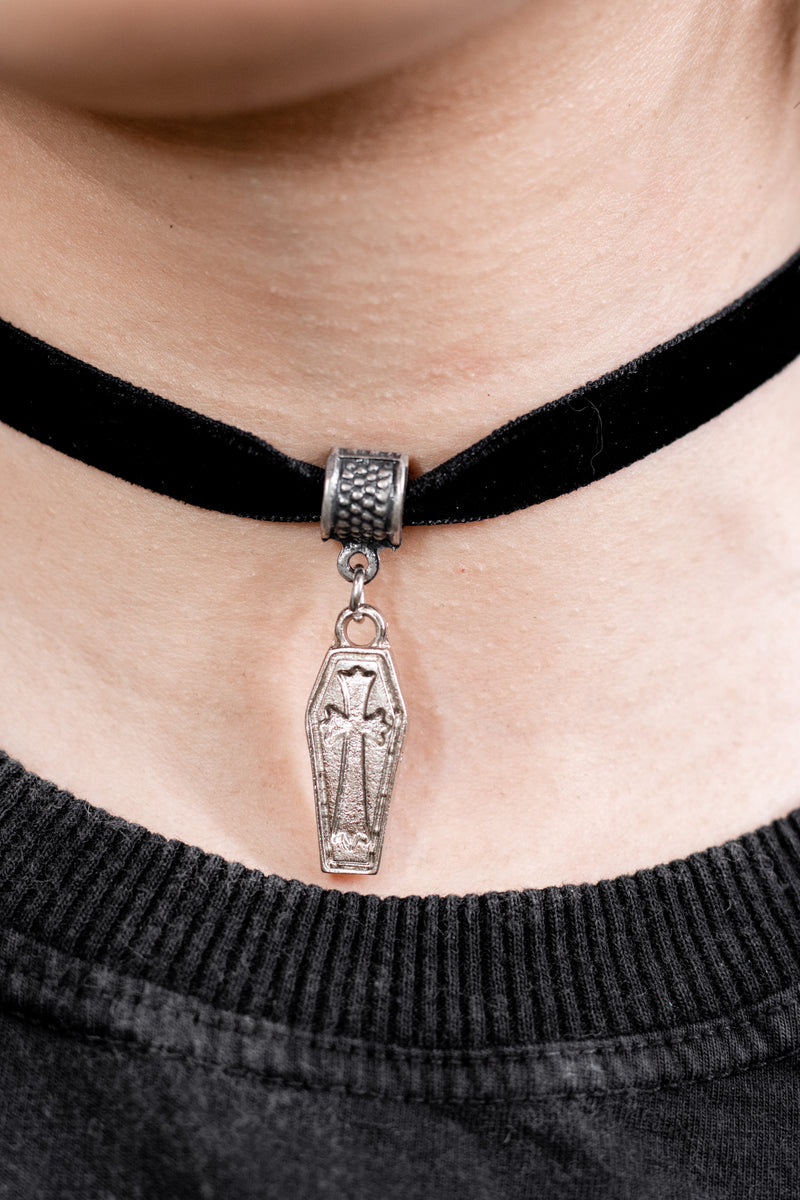 Gargantilha choker com pingente de caixão